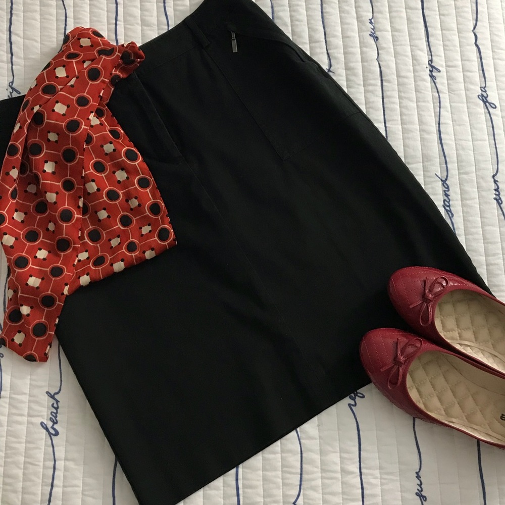 😍CASUAL CORNER Black skirt with 4 pockets. Size 8